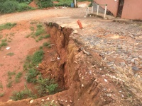 Desmoronamento traz insegurança em rua de Tuiutinga