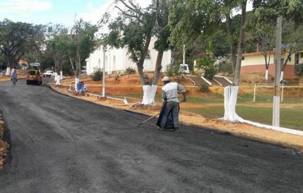 Parlamentar cobra conclusão de asfaltamento no Cruzeiro